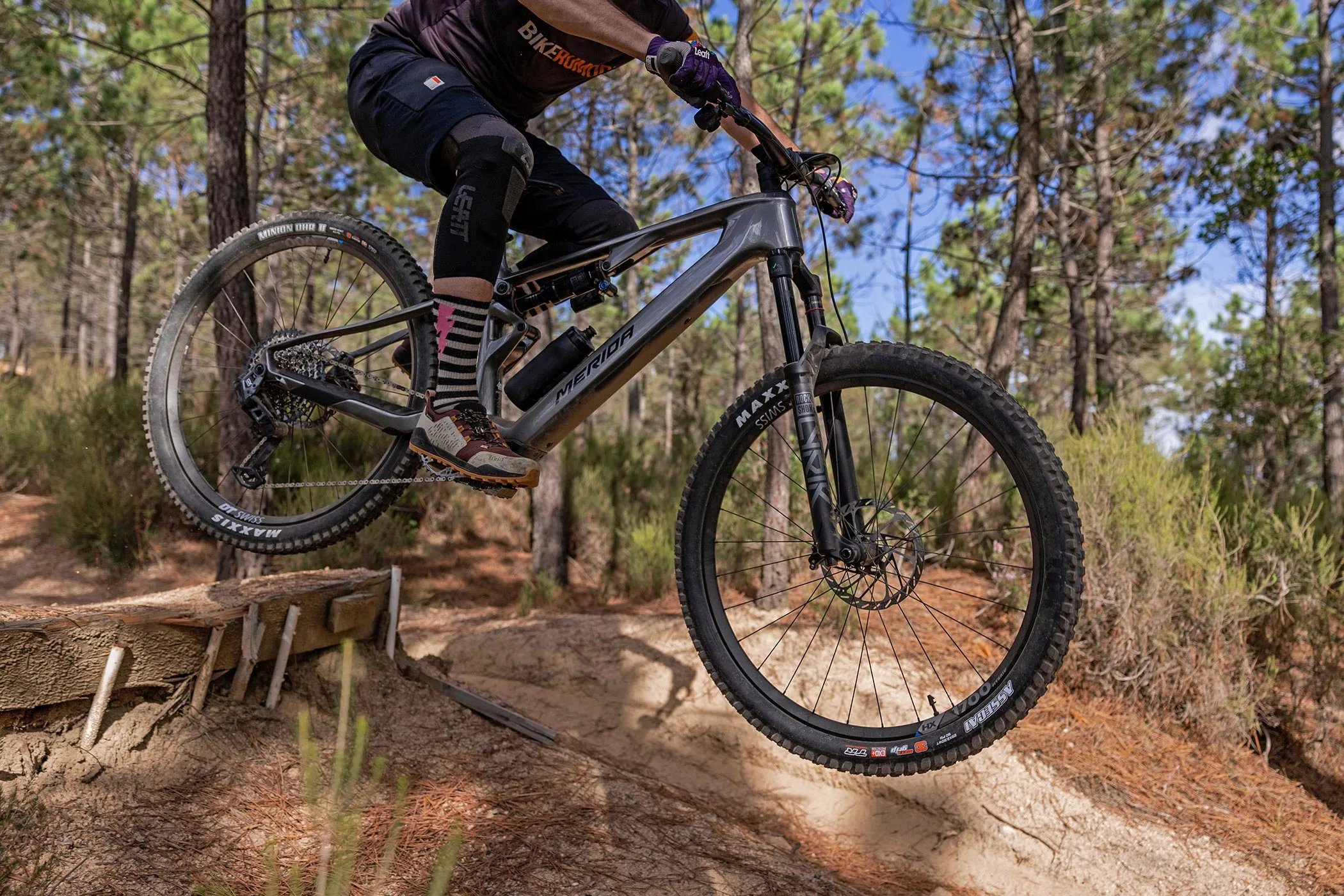 2025 Merida e160 SL eMTB Review: lightweight carbon Bosch SX powered all-mountain eBike, hop